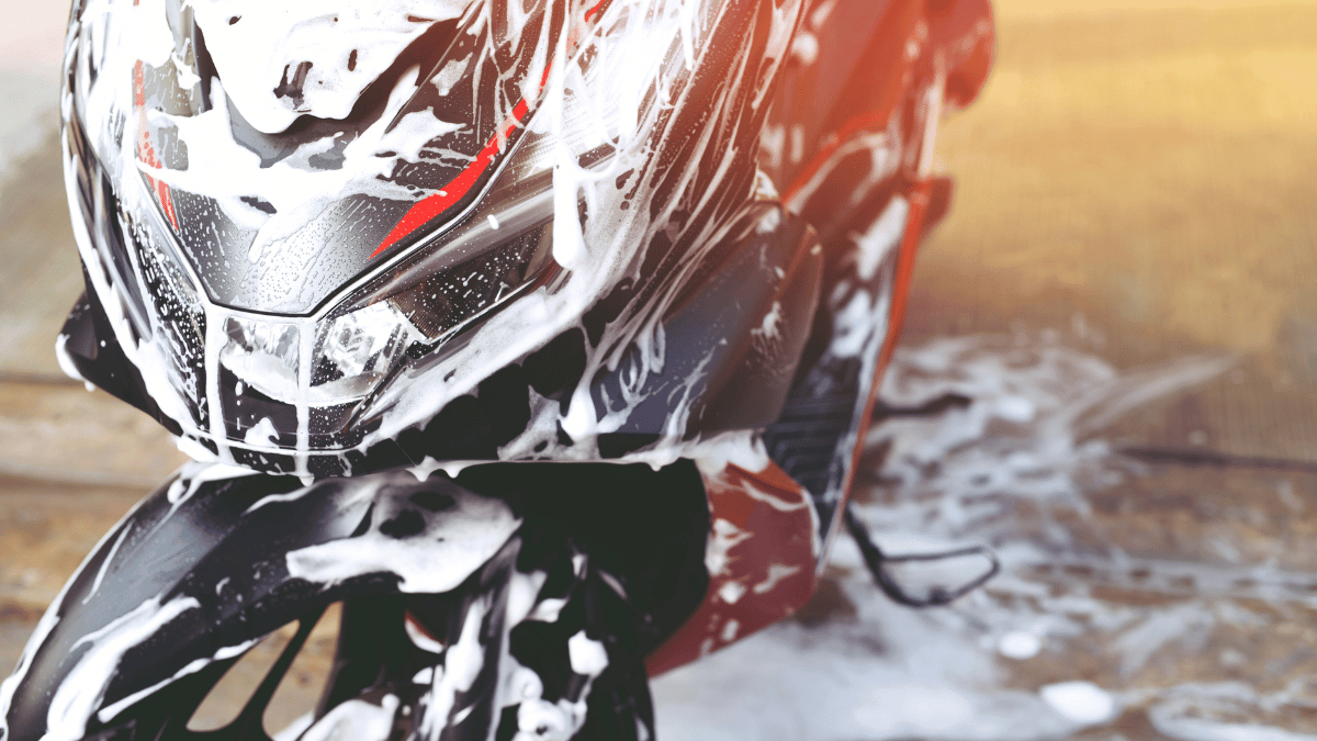 mencuci badan motor dengan shampo motor