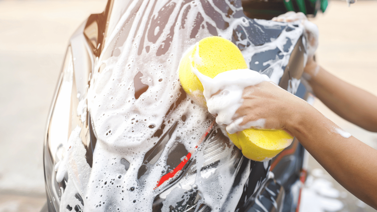 mencuci motor dengan spon kuning